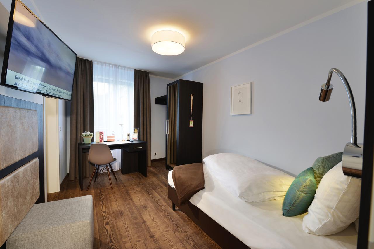 Uhu Gaestehaus Superior Cologne Exterior photo