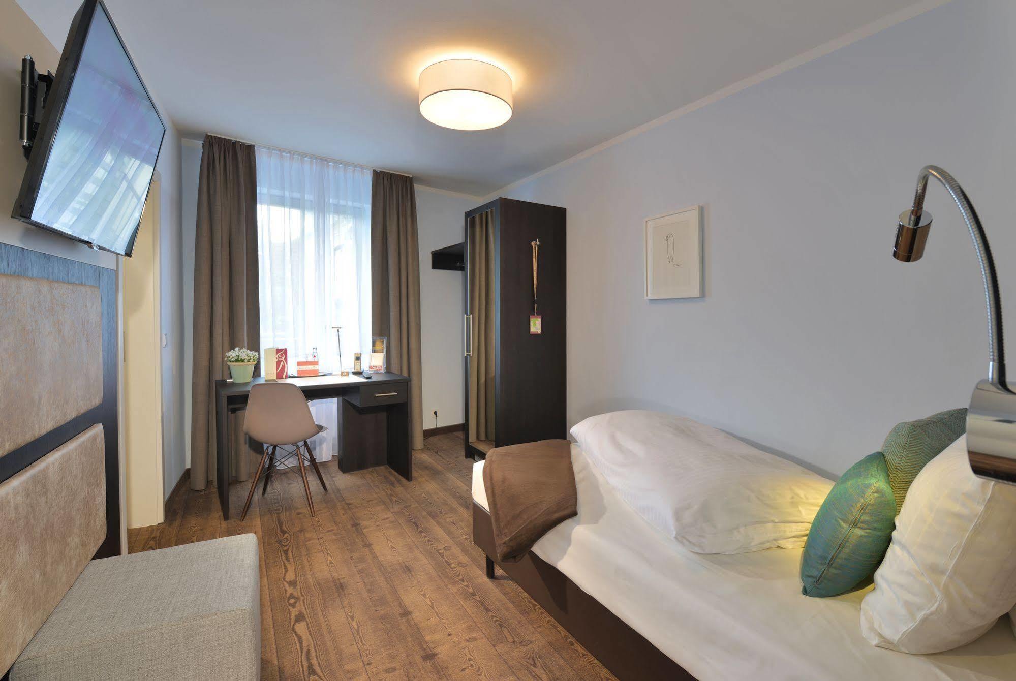 Uhu Gaestehaus Superior Cologne Exterior photo