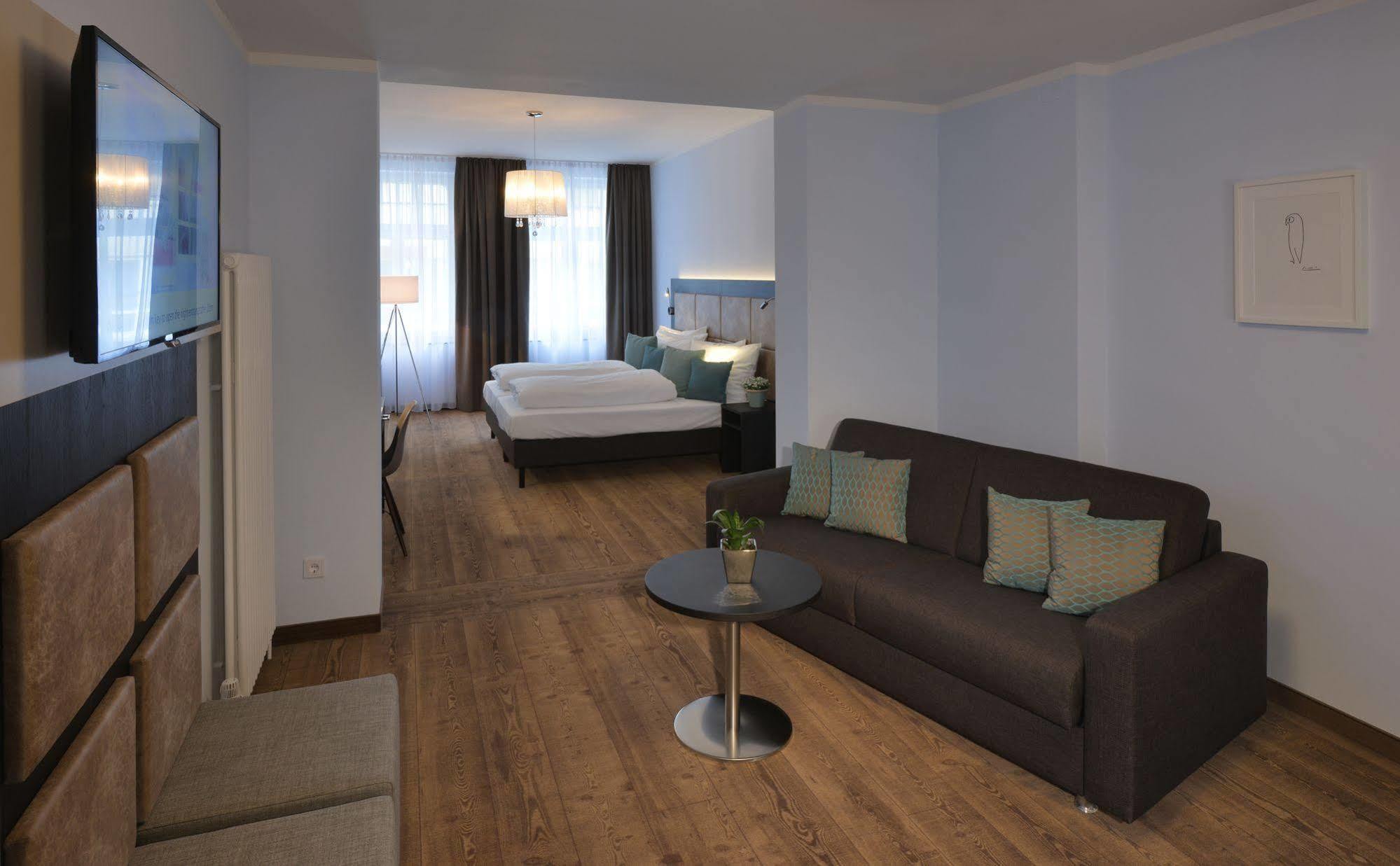 Uhu Gaestehaus Superior Cologne Exterior photo