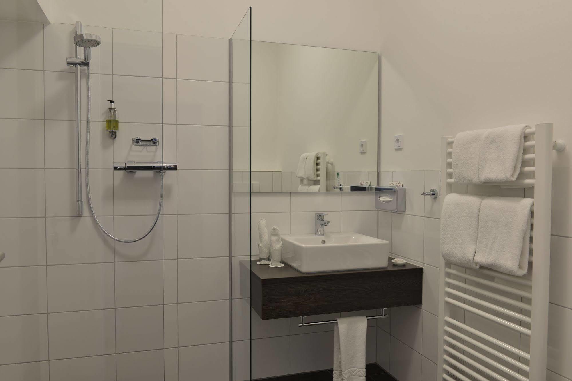 Uhu Gaestehaus Superior Cologne Exterior photo